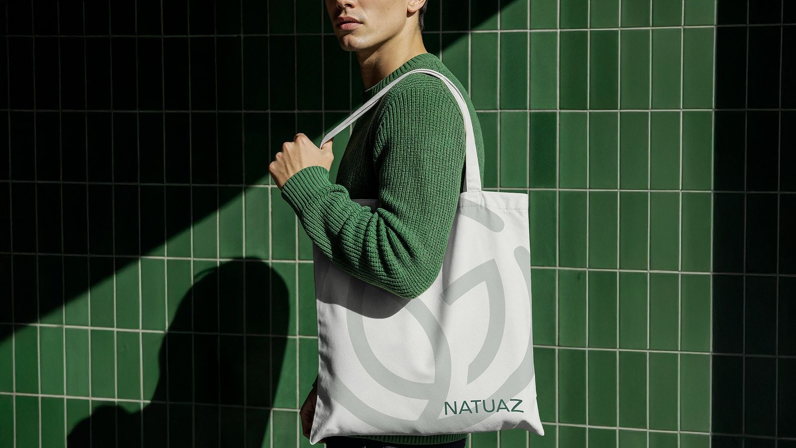 Pessoa com ecobag da Natuaz